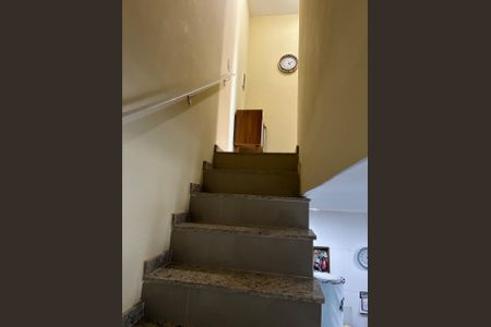Casa para alugar com 110m², 3 quartos e 1 vaga Casa para alugar com 110m², 3 quartos e 1 vagaEscada