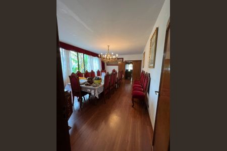 Casa à venda com 940m², 10 quartos e 9 vagasSala