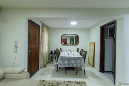 Casa para alugar com 98m², 2 quartos e 2 vagas Casa para alugar com 98m², 2 quartos e 2 vagasSala
