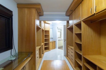 Apartamento para alugar com 237m², 2 quartos e 2 vagas Apartamento para alugar com 237m², 2 quartos e 2 vagasCloset da suíte 2