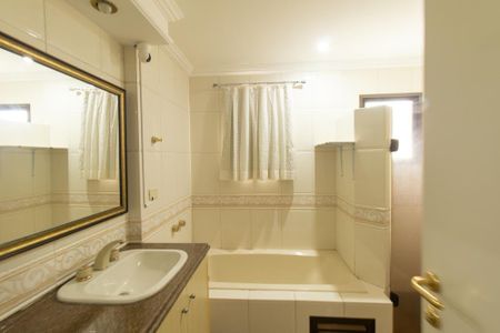 Apartamento para alugar com 237m², 2 quartos e 2 vagas Apartamento para alugar com 237m², 2 quartos e 2 vagasBanheiro da Suite 2