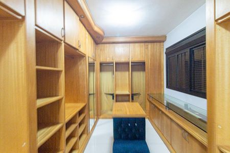 Apartamento para alugar com 237m², 2 quartos e 2 vagas Apartamento para alugar com 237m², 2 quartos e 2 vagasCloset da suíte 2