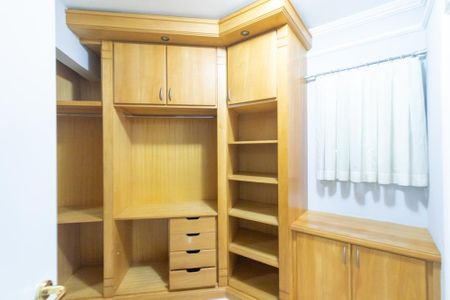 Apartamento para alugar com 237m², 2 quartos e 2 vagas Apartamento para alugar com 237m², 2 quartos e 2 vagasCloset da suíte 2