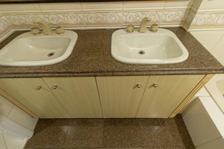 Apartamento para alugar com 237m², 2 quartos e 2 vagas Apartamento para alugar com 237m², 2 quartos e 2 vagasBanheiro da Suite 2
