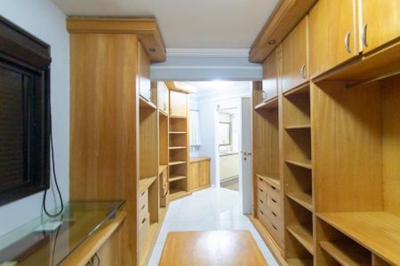 Apartamento para alugar com 237m², 2 quartos e 2 vagas Apartamento para alugar com 237m², 2 quartos e 2 vagasCloset da suíte 2