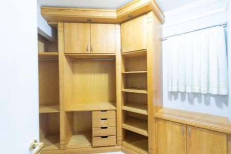 Apartamento para alugar com 237m², 2 quartos e 2 vagas Apartamento para alugar com 237m², 2 quartos e 2 vagasCloset da suíte 2