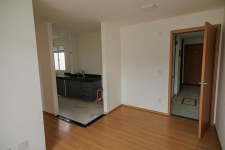 Sala de apartamento para alugar com 2 quartos, 40m² em Inhoaíba, Rio de Janeiro
