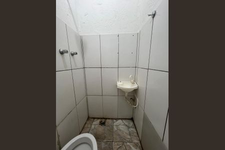 banheiro de kitnet/studio para alugar com 1 quarto, 11m² em Santo Andre, Belo Horizonte