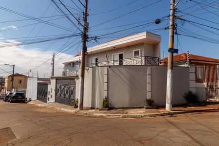 Fachada de casa à venda com 2 quartos, 175m² em Vila Nivi, São Paulo