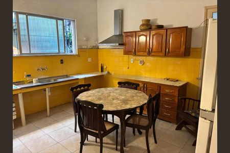 Casa à venda com 238m², 4 quartos e 4 vagas
