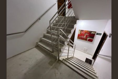 Apartamento à venda com 185m², 3 quartos e 1 vaga Apartamento à venda com 185m², 3 quartos e 1 vagaEscada