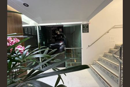 Apartamento à venda com 185m², 3 quartos e 1 vaga Apartamento à venda com 185m², 3 quartos e 1 vagaEscada