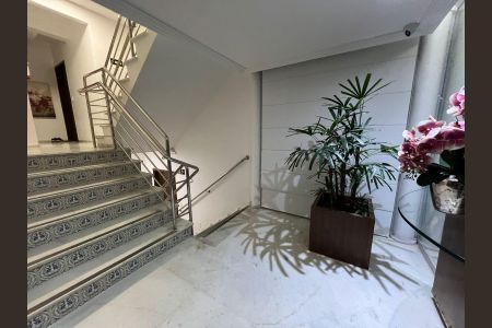 Apartamento à venda com 185m², 3 quartos e 1 vaga Apartamento à venda com 185m², 3 quartos e 1 vagaEscada