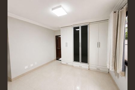 Casa de condomínio para alugar com 400m², 5 quartos e 4 vagas Casa de condomínio para alugar com 400m², 5 quartos e 4 vagasQuarto