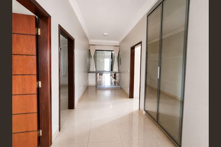 Casa de condomínio para alugar com 400m², 5 quartos e 4 vagas Casa de condomínio para alugar com 400m², 5 quartos e 4 vagasCorredor