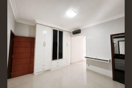 Casa de condomínio para alugar com 400m², 5 quartos e 4 vagas Casa de condomínio para alugar com 400m², 5 quartos e 4 vagasQuarto