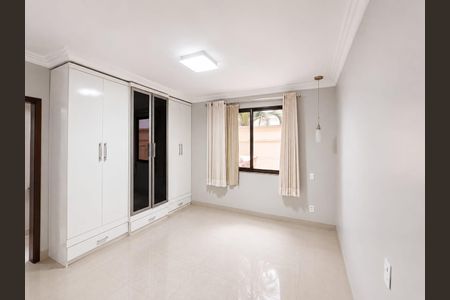 Casa de condomínio para alugar com 400m², 5 quartos e 4 vagas Casa de condomínio para alugar com 400m², 5 quartos e 4 vagasQuarto