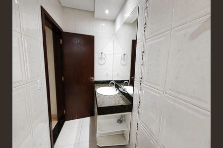 Casa de condomínio para alugar com 400m², 5 quartos e 4 vagas Casa de condomínio para alugar com 400m², 5 quartos e 4 vagasBanheiro
