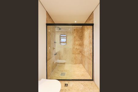 Apartamento para alugar com 256m², 4 quartos e 4 vagas Apartamento para alugar com 256m², 4 quartos e 4 vagasBanheiro da Suíte 1