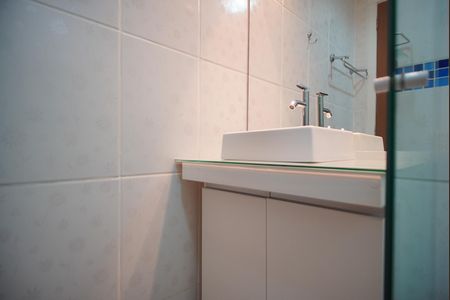 Banheiro Corredor de apartamento para alugar com 2 quartos, 44m² em Mário Quintana, Porto Alegre