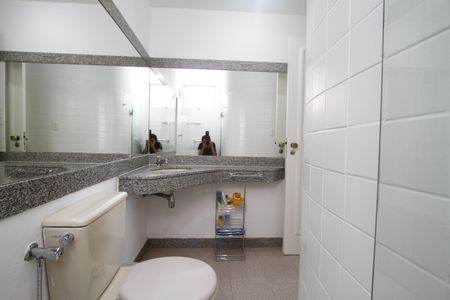Apartamento à venda com 77m², 2 quartos e 3 vagasBanheiro Social
