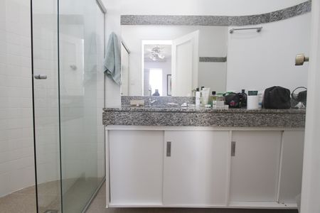 Apartamento à venda com 77m², 2 quartos e 3 vagasBanheiro da Suíte