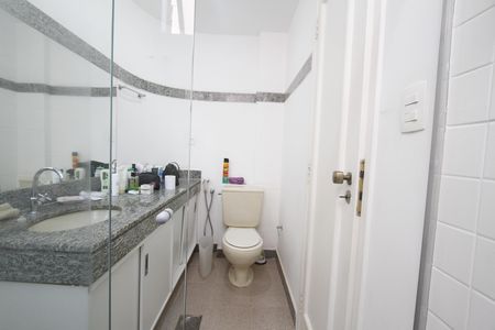 Apartamento à venda com 77m², 2 quartos e 3 vagasBanheiro da Suíte
