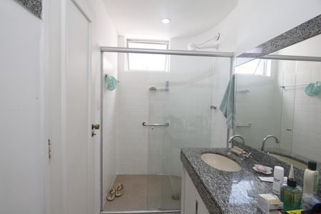 Apartamento à venda com 77m², 2 quartos e 3 vagasBanheiro da Suíte