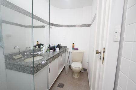 Apartamento à venda com 77m², 2 quartos e 3 vagasBanheiro da Suíte