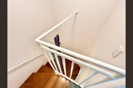 Casa de condomínio à venda com 100m², 2 quartos e 1 vaga Casa de condomínio à venda com 100m², 2 quartos e 1 vagaEscada