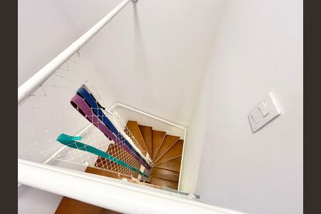 Casa de condomínio à venda com 100m², 2 quartos e 1 vaga Casa de condomínio à venda com 100m², 2 quartos e 1 vagaEscada