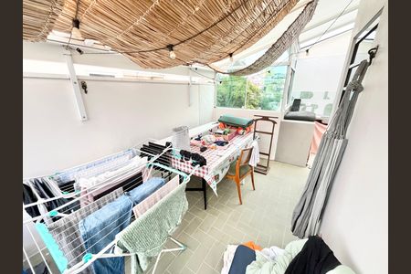 Casa de condomínio à venda com 100m², 2 quartos e 1 vaga Casa de condomínio à venda com 100m², 2 quartos e 1 vagaVaranda