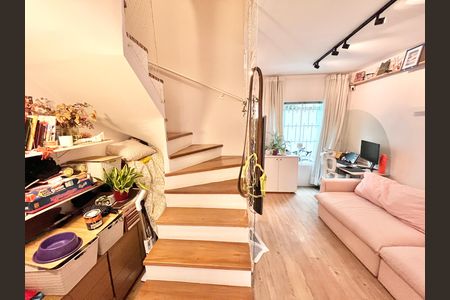 Casa de condomínio à venda com 100m², 2 quartos e 1 vaga Casa de condomínio à venda com 100m², 2 quartos e 1 vagaEscada