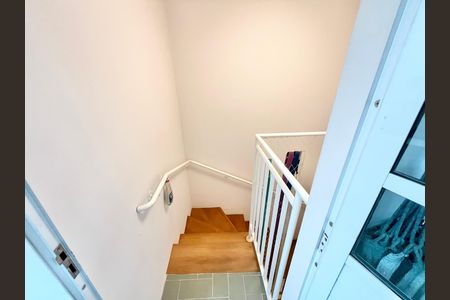 Casa de condomínio à venda com 100m², 2 quartos e 1 vaga Casa de condomínio à venda com 100m², 2 quartos e 1 vagaEscada