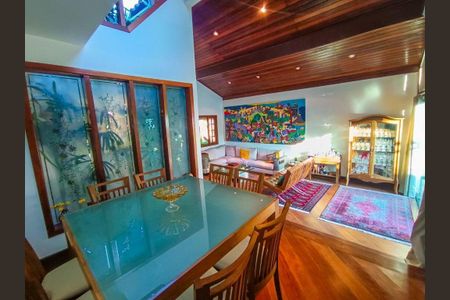 Casa à venda com 300m², 4 quartos e 2 vagas