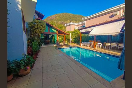 Casa à venda com 300m², 4 quartos e 2 vagas