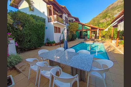 Casa à venda com 300m², 4 quartos e 2 vagas