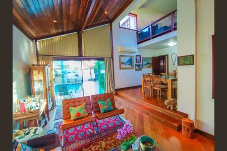 Casa à venda com 4 quartos, 300m² em Itacoatiara, Niterói