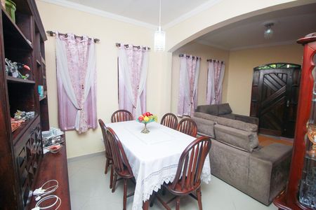Casa à venda com 1004m², 4 quartos e 2 vagas Casa à venda com 1004m², 4 quartos e 2 vagasSala de Jantar
