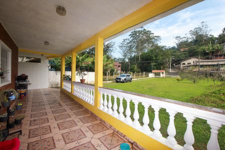 Casa à venda com 1004m², 4 quartos e 2 vagas Casa à venda com 1004m², 4 quartos e 2 vagasVaranda