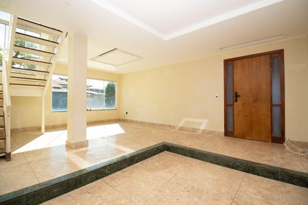 Casa à venda com 350m², 7 quartos e 4 vagasSala