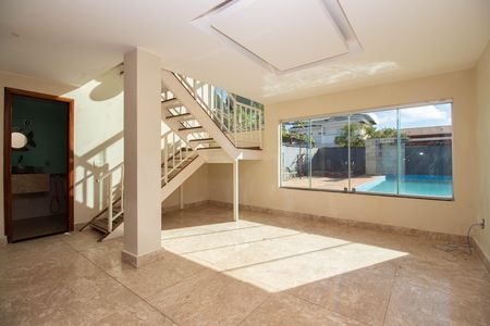 Casa à venda com 350m², 7 quartos e 4 vagasSala