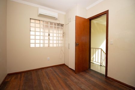 Casa à venda com 350m², 7 quartos e 4 vagasQuarto 4