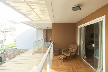 Casa de condomínio à venda com 250m², 3 quartos e 3 vagas Casa de condomínio à venda com 250m², 3 quartos e 3 vagasVaranda da Suíte 1