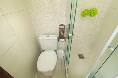 Casa de condomínio à venda com 250m², 3 quartos e 3 vagas Casa de condomínio à venda com 250m², 3 quartos e 3 vagasBanheiro Social 2