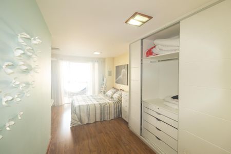 Casa de condomínio à venda com 250m², 3 quartos e 3 vagas Casa de condomínio à venda com 250m², 3 quartos e 3 vagasSuíte 2
