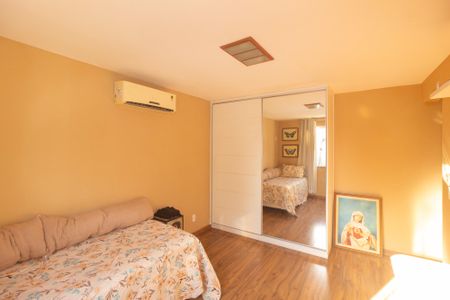 Casa de condomínio à venda com 250m², 3 quartos e 3 vagas Casa de condomínio à venda com 250m², 3 quartos e 3 vagasSuíte 3
