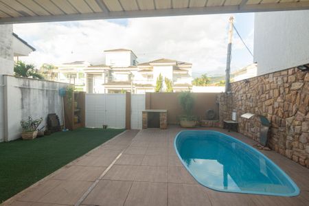 Casa de condomínio à venda com 250m², 3 quartos e 3 vagas Casa de condomínio à venda com 250m², 3 quartos e 3 vagasPiscina