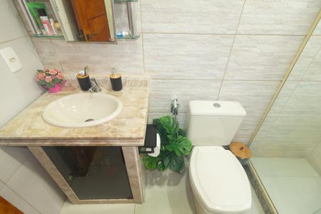 Casa de condomínio à venda com 250m², 3 quartos e 3 vagas Casa de condomínio à venda com 250m², 3 quartos e 3 vagasBanheiro da Suíte 2