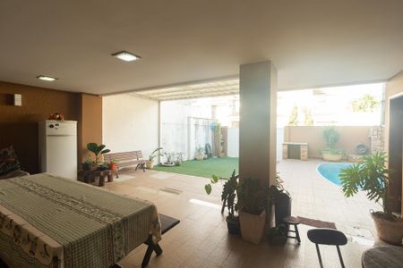 Casa de condomínio à venda com 250m², 3 quartos e 3 vagas Casa de condomínio à venda com 250m², 3 quartos e 3 vagasQuintal